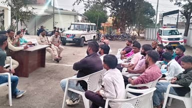 निवाली: आगामी त्योहारों को लेकर निवाली थाना परिसर में शांति समिति की बैठक आयोजित