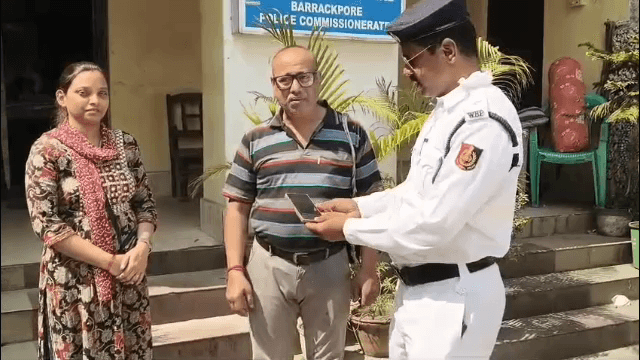 আমডাঙা: সোদপুরে খোয়া যাওয়া মোবাইল ফোন যাত্রীরা হাতে ট্রাফিক পুলিশের সহযোগিতায় ফিরিয়ে দিলেন অটোচালক