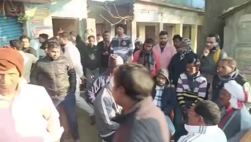 गुठनी: सिवान: गुठनी बाजार में चोरों ने ज्वेलरी की दुकान का शटर काटकर की भीषण चोरी