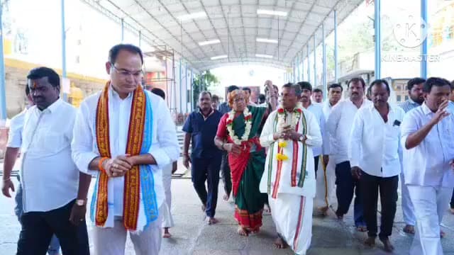 కదిరి: కదిరి శ్రీమద్ ఖాద్రి లక్ష్మీనరసింహస్వామి ఆలయాన్ని సందర్శించిన కర్ణాటక పౌరసరఫరాల శాఖ మంత్రి మునియప్ప