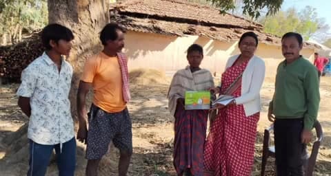 भरनो: भरनो में जंगली हाथियों से प्रभावित लोगों से मिलीं पूर्व मंत्री गीताश्री उरांव