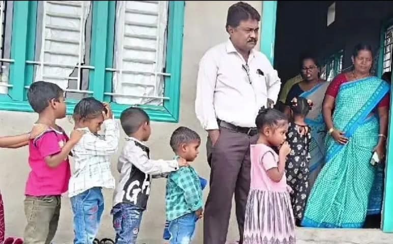 సంతనూతలపాడు: సంతనూతలపాడు మండలంలోని మంగమూరు అంగన్వాడి కేంద్రాన్ని ఆకస్మికంగా తనిఖీ చేసిన ఎంపీడీవో సురేష్ బాబు