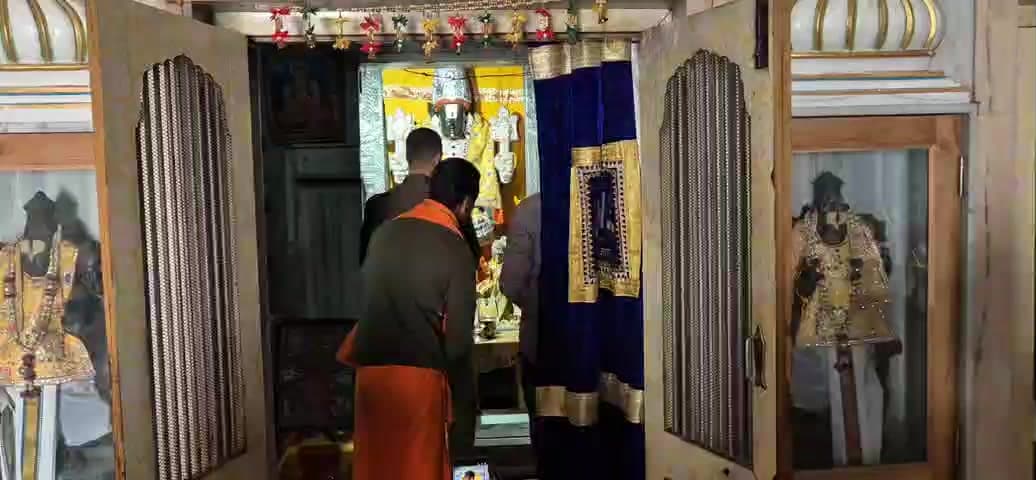 मूंडवा: मूंडवा के श्री वेंकटेश मंदिर में हुई चोरी का मौका मुआयना करते जिला पुलिस अधीक्षक