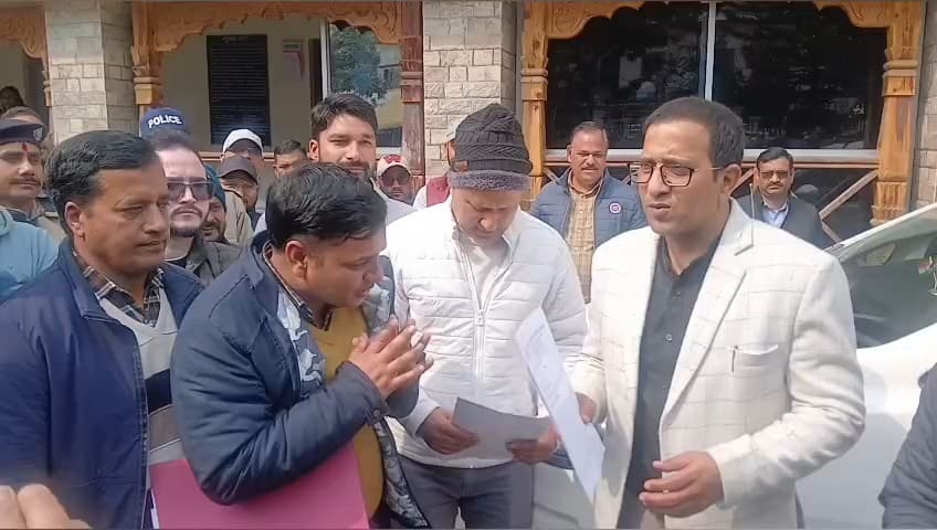डुंडा: डिप्लोमा इंजीनियर महासंघ ने वेतन विसंगति दूर करने सहित 27 सूत्रीय मांग को लेकर उत्तरकाशी जिला मुख्यालय पर किया प्रदर्शन