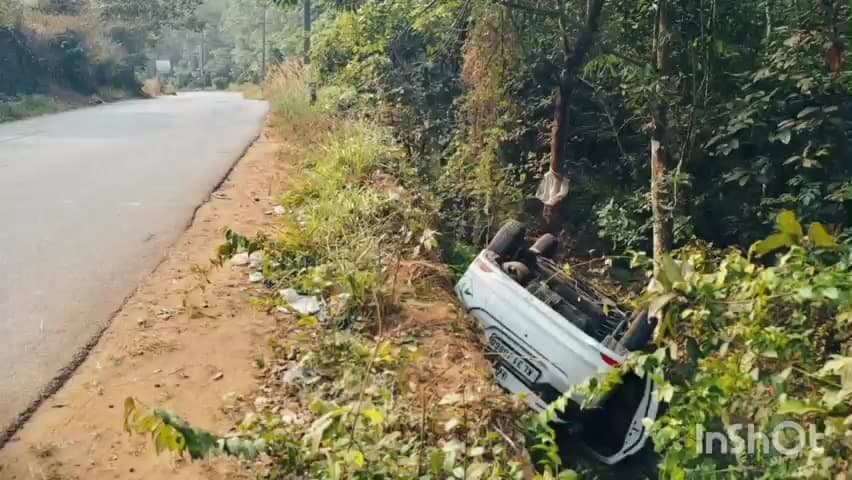 മീനച്ചിൽ: പാലാ കോഴ റോഡിൽ വളകുഴിയ്‌ക്ക് സമീപം നിയന്ത്രണം വിട്ട കാർ താഴ്ചയിലേക്ക് മറിഞ്ഞ് അപകടം
