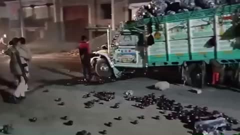 मशरक: चरिहारा पुल के पास बैंगन लदा पिकअप ट्रक से टकराया, पुलिस ने मौके पर पहुंचकर जांच शुरू की