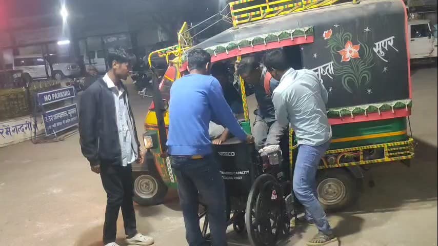 रायडीह: करौंदी के पास दो बाइक की टक्कर में तीन लोग घायल, ज़िला अस्पताल में भर्ती