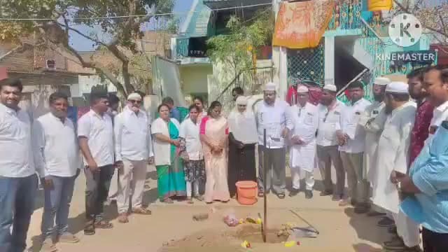 కదిరి: కదిరి పట్టణంలోని నిజాంవలి కాలనీలో ప్రాథమిక ఆరోగ్య కేంద్రం ప్రహరీ గోడ నిర్మాణానికి భూమి పూజ చేసిన మున్సిపల్ చైర్పర్సన్