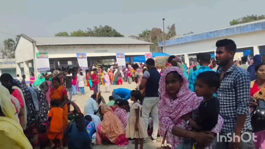 কুমারগঞ্জ: কুমারগঞ্জে যুবসাথী প্রকল্পের পঞ্চম দিনে ক্যাম্পে উপস্থিত হয়ে আবেদনকারীদের ফর্ম ফিলাপ করে দিলেন জেলা তৃণমূল সম্পাদক