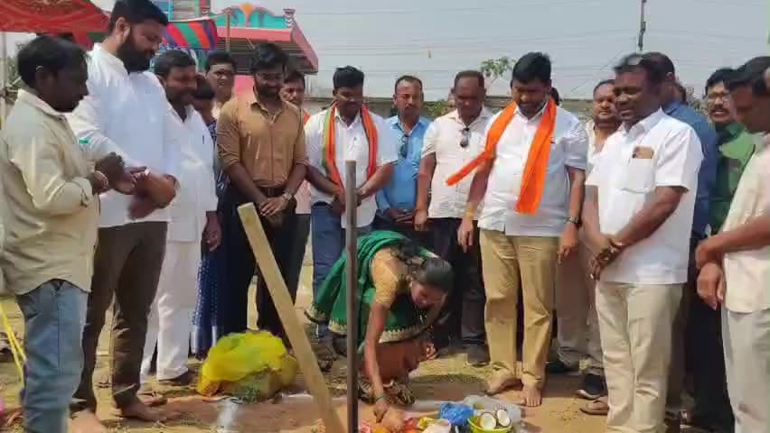 కాగజ్​నగర్: ఇస్గాంలో మహిళ సమాఖ్య భవనానికి శంకుస్థాపన చేసిన ఎమ్మెల్యే పాల్వాయి హరీష్ బాబు