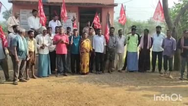 ఇల్లందు: లో-వోల్టేజ్ సమస్య పరిష్కరించాలని కోరుతూ సిపిఐ (ఎంఎల్)న్యూ డెమోక్రసీ(మాస్ లైన్)ఆధ్వర్యంలో కొమరారం సబ్స్టేషన్ వద్ద ఆందోళన