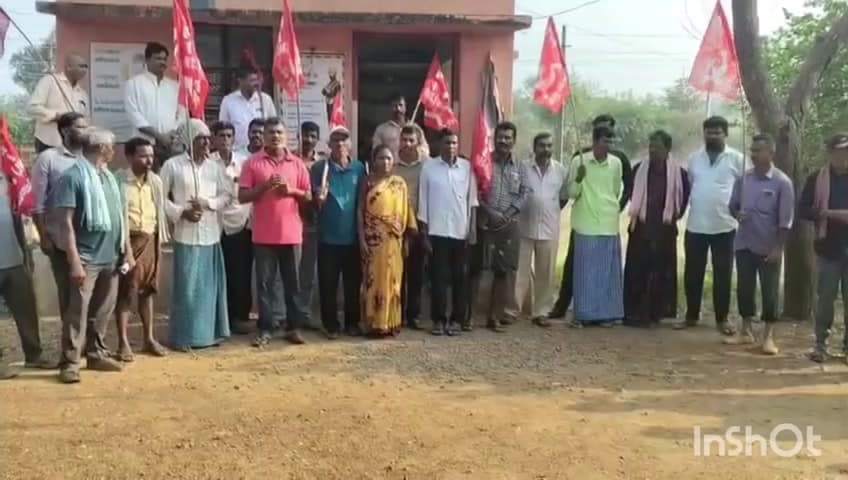 ఇల్లందు: లో-వోల్టేజ్ సమస్య పరిష్కరించాలని కోరుతూ సిపిఐ (ఎంఎల్)న్యూ డెమోక్రసీ(మాస్ లైన్)ఆధ్వర్యంలో కొమరారం సబ్స్టేషన్ వద్ద ఆందోళన