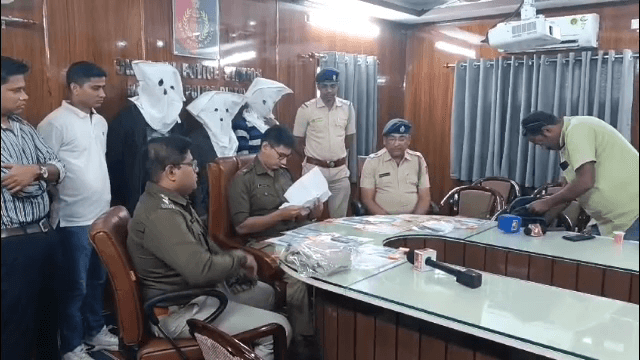 চাকদা: ভর সন্ধ্যায় চাকদায় যুবতীর কাছ থেকে চেন ও টাকা ছিনতাই,সিসি ক্যামেরার ফুটেজ দেখে  গ্রেফতার দুই অভিযুক্ত