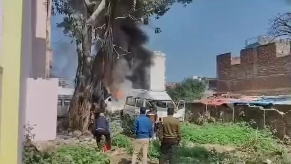 सिधौली: संदिग्ध अवस्था में सिधौली स्वास्थ्य केंद्र में खड़ी एंबुलेंस में लगी भीषण आग, मचा हड़कंप