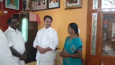 திருமயம்: ADMK  விவசாய அணி மகளிர் அணி பொறுப்பாளராக நியமிக்கப்பட்ட பொன்பேத்தி பால்த்துரை உமையாள் தம்பதியினர் மாவட்ட செயலாளர்  வைரமுத்தைசந்தித்தனர்