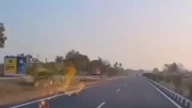 பெருந்துறை: திருவாச்சி பகுதியில் தேசிய நெடுஞ்சாலையில் இருசக்கர வாகனத்தின் மீது மோதிய கார் சிசிடிவி காட்சி தற்போது வெளியாகி பரபரப்பு ஏற்படுத்தியது