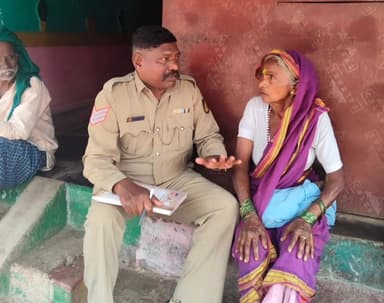 ಅಳ್ನಾವರ: ಅಳ್ನಾವರ ಪಟ್ಟಣದಲ್ಲಿ ಒಂಟಿಯಾಗಿ ವಾಸಿಸುವ ಹಿರಿಯ ನಾಗರಿಕರ ಮನೆಗಳಿಗೆ ಪೊಲೀಸರು ಭೇಟಿ