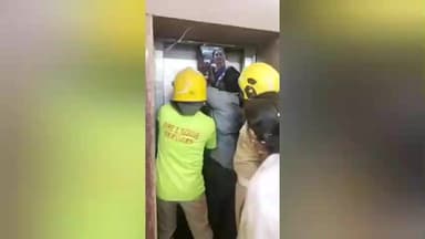 மயிலாப்பூர்: பறக்கும் ரயில் நிலையத்தில் திடீரென பழுதாகி நின்ற லிப்ட் - சிக்கி தவித்த பயணிகளை மீட்ட தீயணைப்புத்துறையினர் -  பரபரப்பு வீடியோ காட்சி