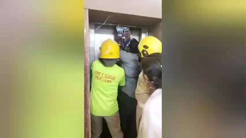 மயிலாப்பூர்: பறக்கும் ரயில் நிலையத்தில் திடீரென பழுதாகி நின்ற லிப்ட் - சிக்கி தவித்த பயணிகளை மீட்ட தீயணைப்புத்துறையினர் -  பரபரப்பு வீடியோ காட்சி