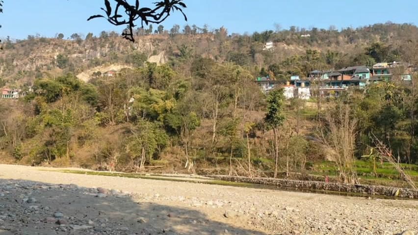 धर्मपुर: आपदा के आठ महीने बाद भी स्याठी गांव के अनुसूचित परिवार उपेक्षित, खतरे के साए में जीने को मजबूर