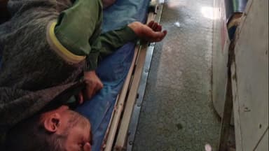 पुवायां: अज्ञात वाहन की टक्कर से दो मजदूर घायल, पुवायां सीएचसी में इलाज चल रहा है