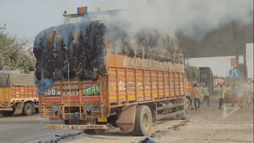নবগ্রাম: নবগ্রাম এলাকার শিবপুর টোল প্লাজা সংলগ্ন এলাকায় একটি লরিতে হঠাৎ অগ্নিকাণ্ডের ঘটনায় ব্যাপক চাঞ্চল্য ছড়ায়।