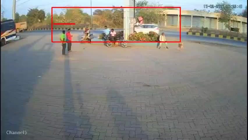 पलारी: पलारी के पेट्रोल पंप के पास हुए सड़क हादसे का CCTV फुटेज आया सामने, परिजन ने कार चालक के खिलाफ पलारी में FIR दर्ज की
