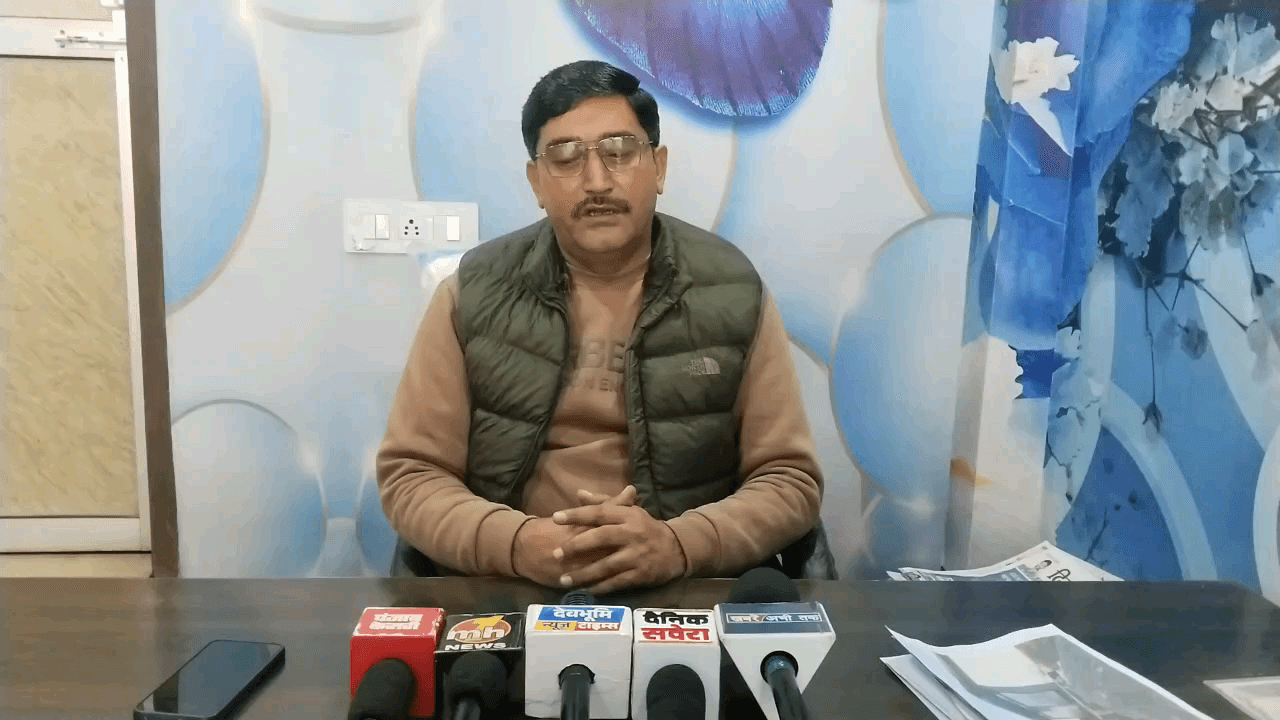 नमहोल: सिहड़ा पंचायत के परिवार ने दुकान के आगे अवैध कब्जे का आरोप लगाते हुए प्रशासन से कार्रवाई की गुहार लगाई