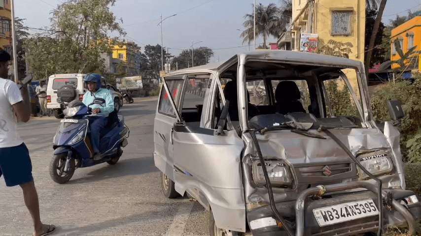 দাসপুর ১: বকুলতলায় ট্রাক ও প্রাইভেট কারের সংঘর্ষ, ঘটনা স্থলে পুলিশ