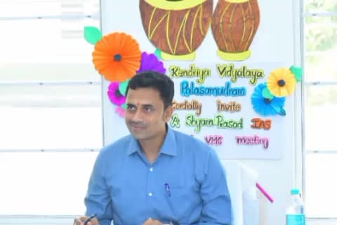 పెనుగొండ: గోరంట్ల మండలం పాలసముద్రంలో విద్యాలయ నిర్వహణ సంఘం సమావేశానికి హాజరైన జిల్లా కలెక్టర్