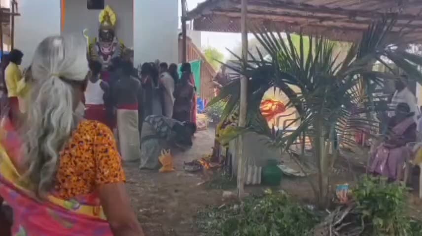 பரமத்தி வேலூர்: கொதிக்கும் எண்ணெயில் குளிக்கும் கோவில் பூசாரியின் வீடியோ வெளியாகி வைரலாகி வருகிறது