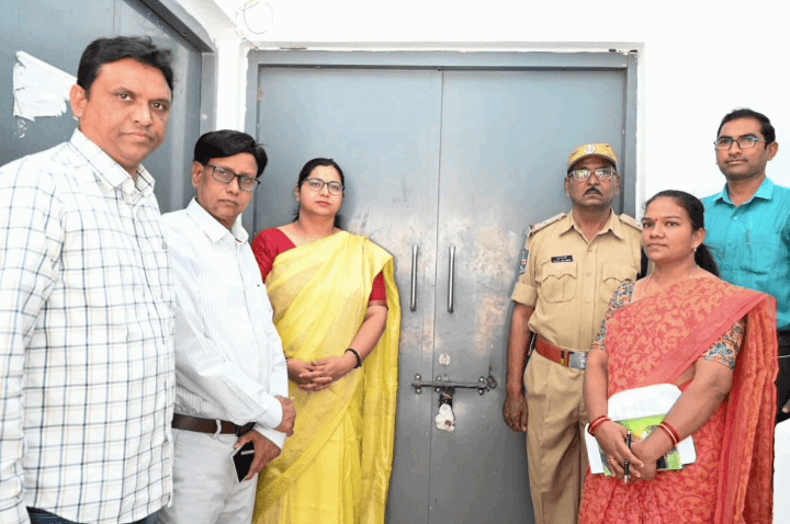 నిర్మల్: జిల్లా కలెక్టరేట్ సమీపంలో గల ఈవీఎం గోదామును తనిఖీ చేసిన జిల్లా కలెక్టర్ అభిలాష అభినవ్