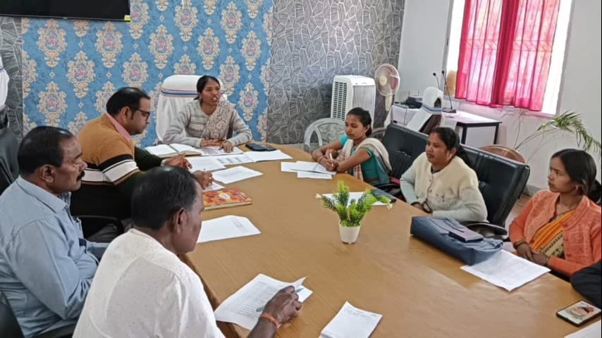 भंडरा: भंडरा में बीडीओ की अध्यक्षता में बिरसा मुंडा आम बागवानी व प्रधानमंत्री आवास योजनाओं की समीक्षा बैठक