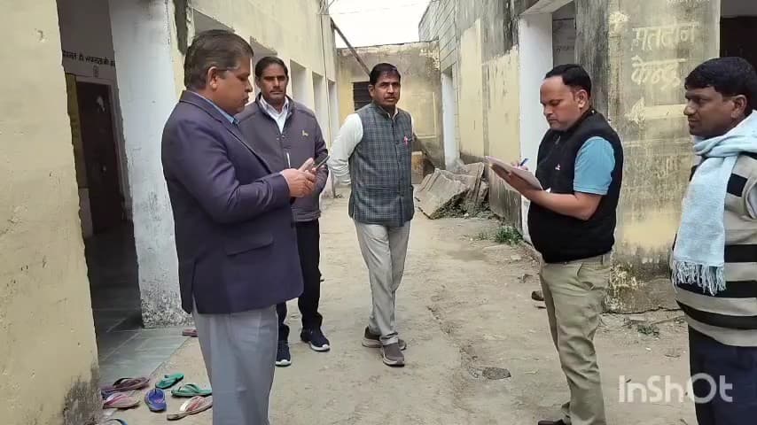 उनियारा: उनियारा के विकास अधिकारी ने मतदान केंद्रों का लिया जायजा