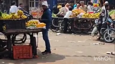 सिवनी मालवा: कार्रवाई के बाद भी सिवनी मालवा में सड़क पर फल विक्रेता, सीएमओ ने पट्टे डालने की दी जानकारी