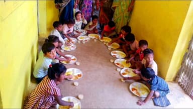सरायपाली: सरायपाली में तिथि नेवता भोज: शंभूनाथ चौहान की पोती के जन्म पर आंगनबाड़ी के बच्चों को कराया गया भोजन