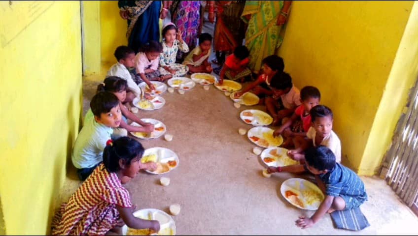 सरायपाली: सरायपाली में तिथि नेवता भोज: शंभूनाथ चौहान की पोती के जन्म पर आंगनबाड़ी के बच्चों को कराया गया भोजन