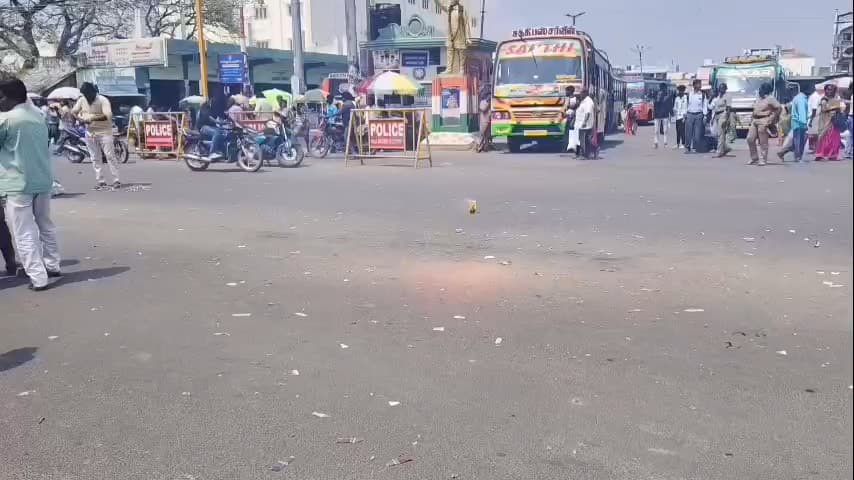உளுந்தூர்பேட்டை: உளுந்தூர்பேட்டையில் திமுக கூட்டணியில் தேமுதிக இணைந்ததை பட்டாசு வெடித்தும் இனிப்புகள் வழங்கியும் கொண்டாடிய தேமுதிக மற்றும் திமுகவினர்