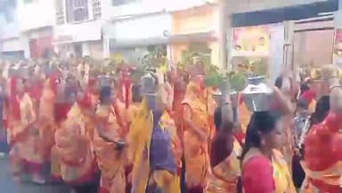 சேலம்: சேலம் செவ்வாய்பேட்டை மாரியம்மன் கோவிலில் கும்பாபிஷேக விழாவை முன்னிட்டு 2500 பெண்கள் தீர்த்த கோட ஊர்வலம்