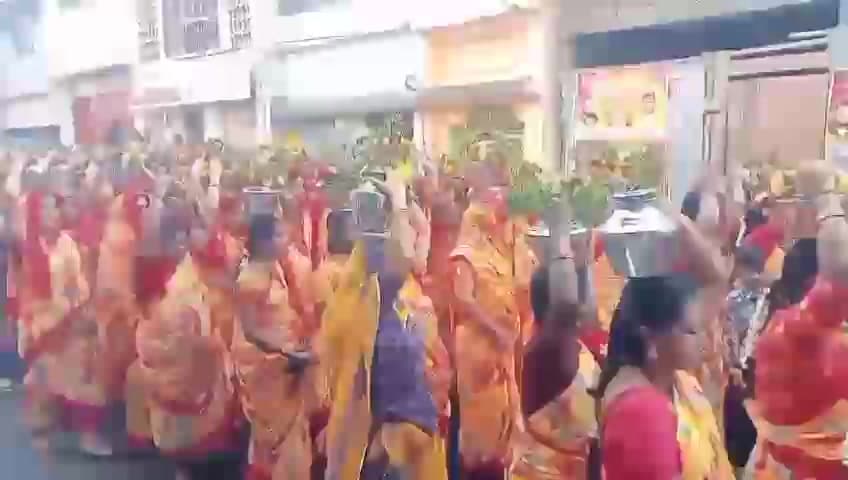 சேலம்: சேலம் செவ்வாய்பேட்டை மாரியம்மன் கோவிலில் கும்பாபிஷேக விழாவை முன்னிட்டு 2500 பெண்கள் தீர்த்த கோட ஊர்வலம்