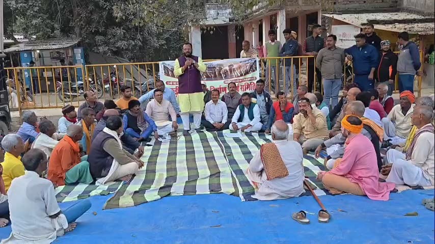 पकड़ी दयाल: बड़कागांव बाजार पर पकड़ीदयाल जिला निर्माण संघर्ष समिति ने आयोजित की नुक्कड़ सभा, उमड़ी ग्रामीणों की भीड़
