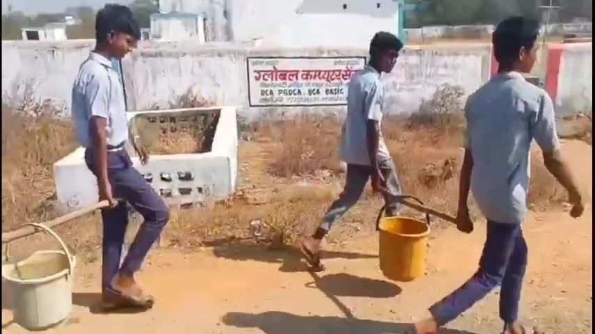 अकलतरा: भैंसतरा गांव के सबरिया डेरा के मिडिल स्कूल में छात्रों से पानी भरवाने का काम करवाने का वीडियो वायरल