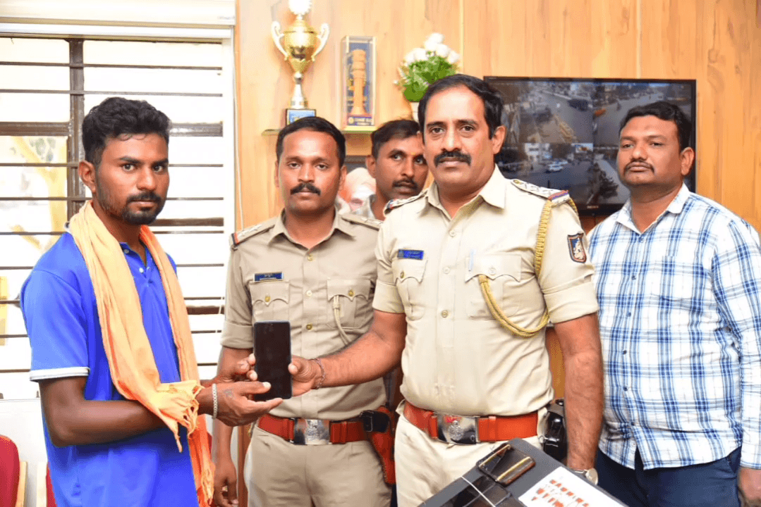 ಹೊಸದುರ್ಗ: ಕಳೆದು ಹೋಗಿದ್ದ 25 ಮೊಬೈಲ್ ವಾರಸುದಾರಿಗೆ ಹಸ್ತಾಂತರಿಸಿದ ಹೊಸದುರ್ಗ ಪೊಲೀಸರು