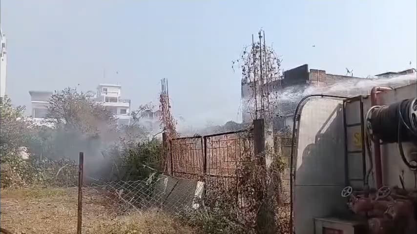 मुलताई: मुलताई नगर के साप्ताहिक बाजार के पास एक खाली प्लांट में लगी आग, दमकल ने तत्परता से पाया काबू
