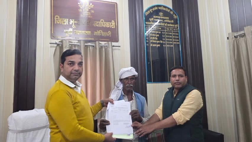 चकिया पिपरा: जिला भू अर्जन पदाधिकारी ने रैयतों को दिया भुगतान प्रमाण पत्र