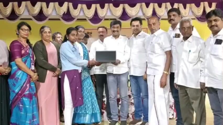 குன்னூர்: குன்னூர் பிராவிடன்ஸ் கலைக் கல்லூரியில் கல்லூரி மாணவர்களுக்கு விலையில்லா மடிக்கணினி வழங்கும் நிகழ்ச்சி