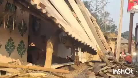 झंझारपुर: भराम गांव में NH-527A पर अनियंत्रित ट्रक घर से टकराया, बड़ा हादसा टला