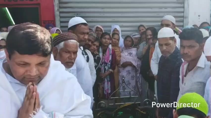 सोनारायठाढ़ी: उच्च विद्यालय नन्हीडीह के पूर्व प्रधानाध्यापक सलाउद्दीन अंसारी की पत्नी के जनाज़े में शामिल हुए पूर्व कृषि मंत्री