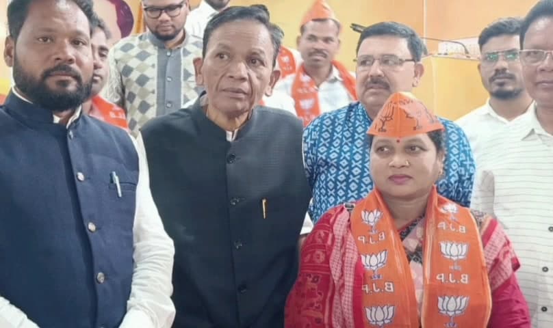 ଲାଞ୍ଜିଗଡ: ଭାରତୀୟ ଜନତା ପାର୍ଟି ରାଜ୍ୟ କାର୍ଯ୍ୟାଳୟରେ  ମିଶ୍ରଣ ପର୍ବ ଶଂଖ ଛାଡି ପଦ୍ମ ଧରିଲେ ଲାଞ୍ଜିଗଡ଼ ଅଧ୍ୟକ୍ଷା