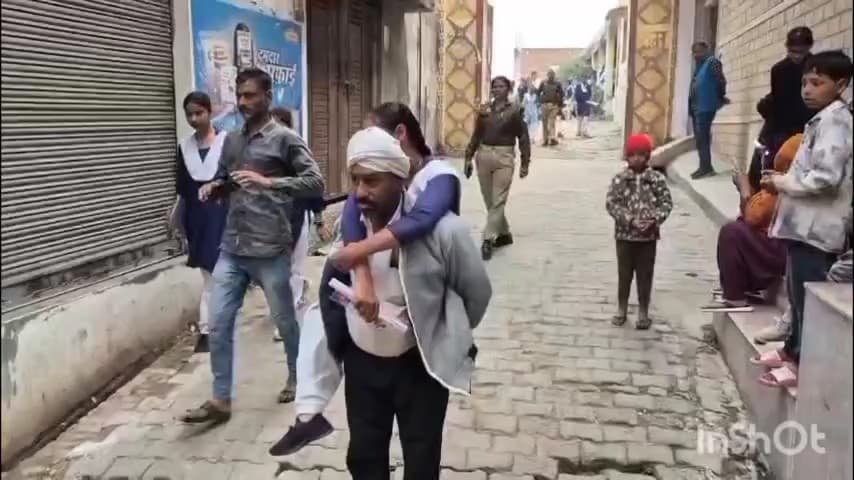 सिकंदराराऊ: आर्य कन्या इंटर कॉलेज पर दिव्यांग बेटी को पीठ पर लादकर परीक्षा दिलाने आया पिता, तस्वीर हो रही वायरल